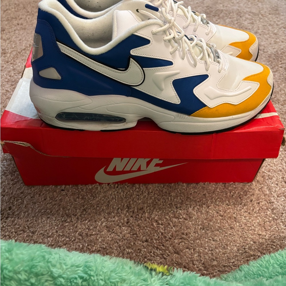 Nike Air Max 2 Light
Windbreaker